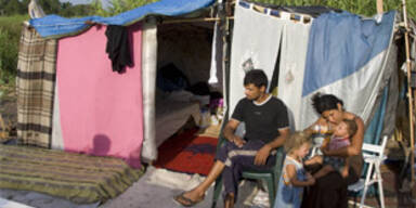 Unbekannte brandschatzen Roma-Siedlungen in Rom