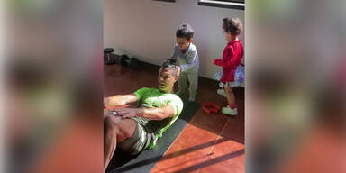 Ronaldo wird von Kids bei Home-Workout 'aufgehalten'
