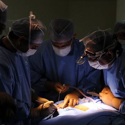 Mädchen mit Wasserkopf operiert