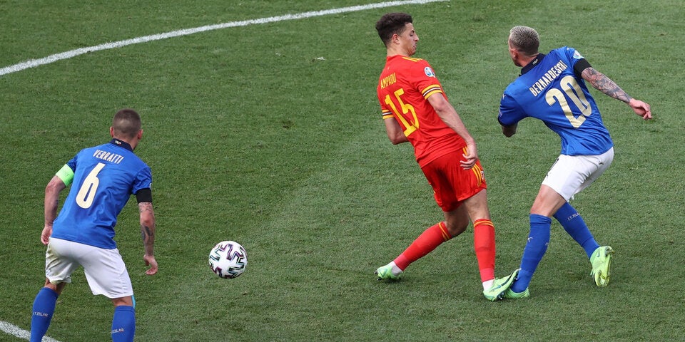 Rote Karte für Wales - Das Foul im Bild - steigt auf dem Fuß vom Italiener