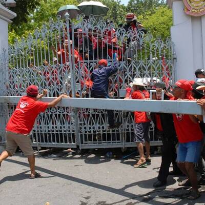 Rothemden stürmen Parlament