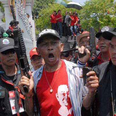 Rothemden stürmen Parlament