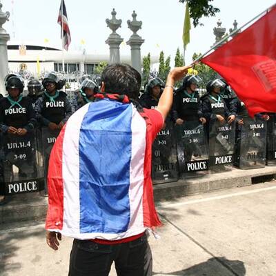 Rothemden stürmen Parlament