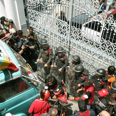 Rothemden stürmen Parlament