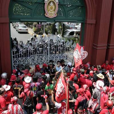 Rothemden stürmen Parlament