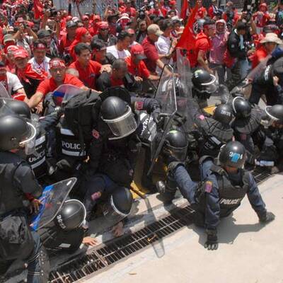 Rothemden stürmen Parlament