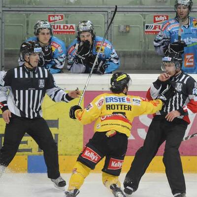 Rotter attackiert Referee