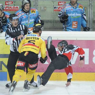 Rotter attackiert Referee