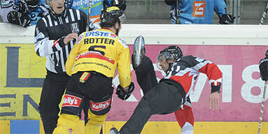 Rotter geht auf Referee los