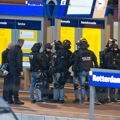 Rotterdam: Bewaffneter Mann im Zug