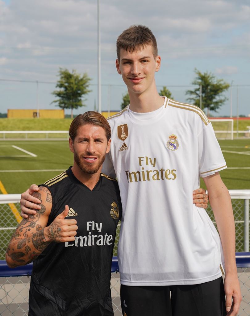 2,40 Meter-Riese: Größter Teenager der Welt auf dem Weg zum Basketball-Star