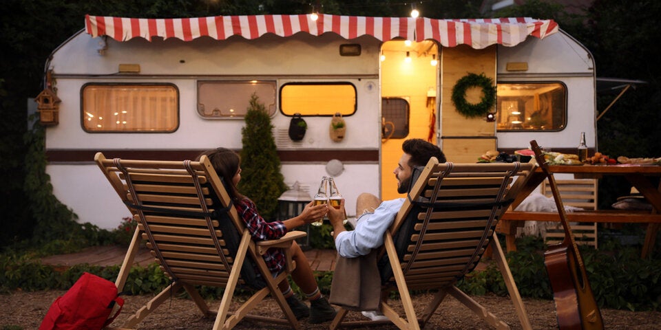 Wohnwagen mit Paar auf dem Rovnov Campingplatz