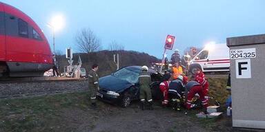 Pkw-Lenker stirbt bei Crash mit Zug 
