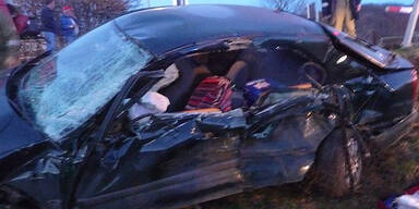 Pkw-Lenker stirbt bei Crash mit Zug 