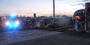 Pkw-Lenker stirbt bei Crash mit Zug 