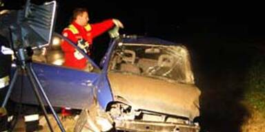 Lkw überrollte Pkw - Fahrer tot