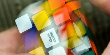 Inder l&ouml;st einh&auml;ndig 5 Zauberw&uuml;rfel