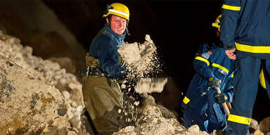 Felssturz reißt Familie mit - Mädchen vermisst