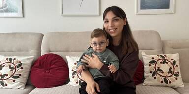 Hilfe f&uuml;r beeintr&auml;chtigten Jungen.