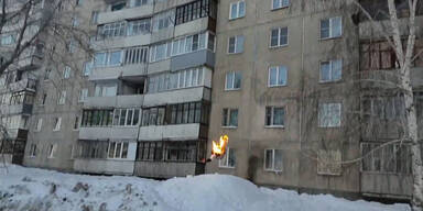 Irre: Erst Feuer dann Sprung vom Dach!