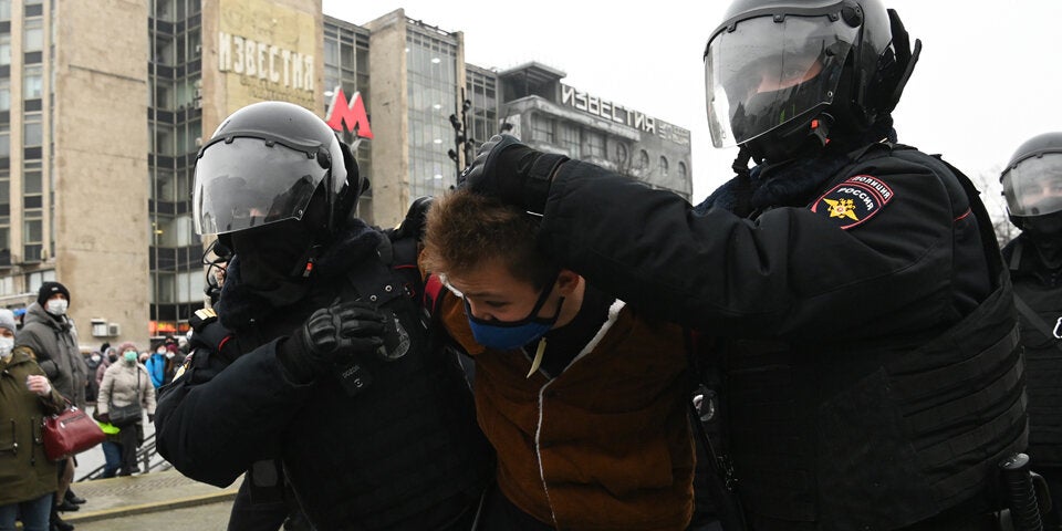 Polizei schlägt Anti-Putin-Demos brutal nieder