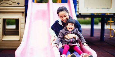 Rutschen auf Scho&szlig; der Eltern ist gef&auml;hrlich