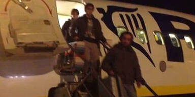 Eingesperrt: Ryanair-Passagiere rufen Polizei