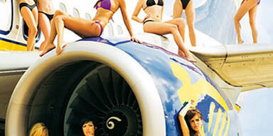 Ryanair-Stewardessen posieren im Bikini