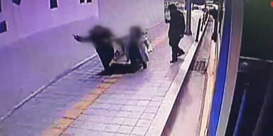 Paar wird von Loch verschluckt