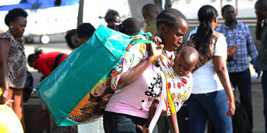 Kämpfe: USA fliegen Hunderte Ausländer aus