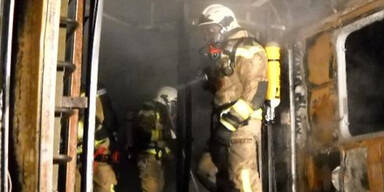 Eisenbahnwaggon geht in Flammen auf