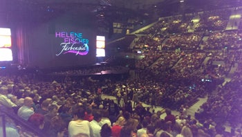 Helene Fischer vor der Stadthalle