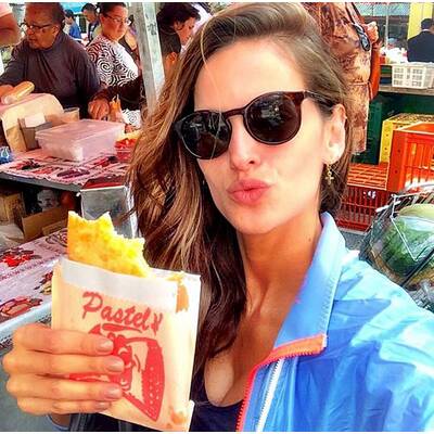 Models essen Junk-Food