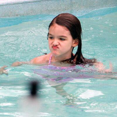 Suri planscht im Pool