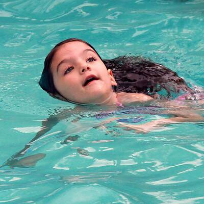 Suri planscht im Pool