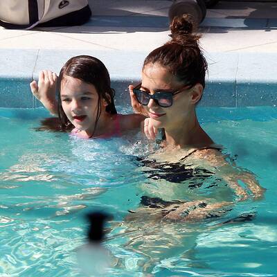 Suri planscht im Pool