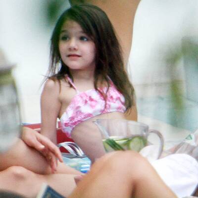 Suri planscht im Pool