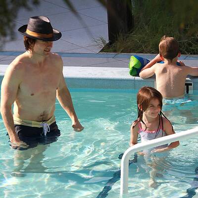 Suri planscht im Pool