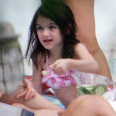 Suri planscht im Pool