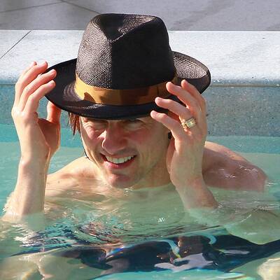 Suri planscht im Pool