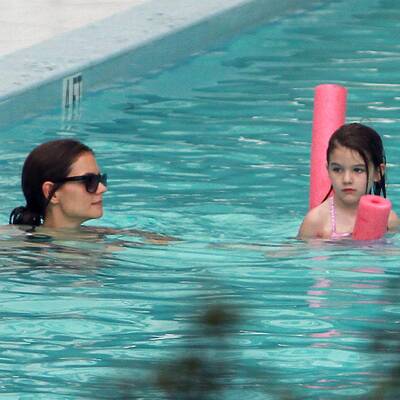 Suri planscht im Pool