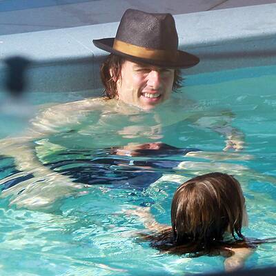 Suri planscht im Pool