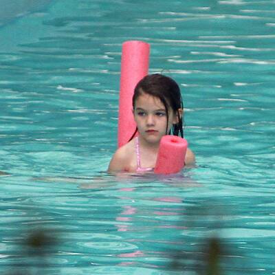 Suri planscht im Pool