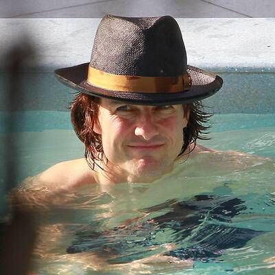 Suri planscht im Pool