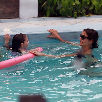 Suri planscht im Pool