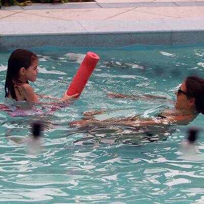 Suri planscht im Pool