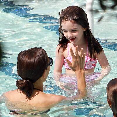 Suri planscht im Pool