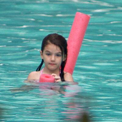 Suri planscht im Pool