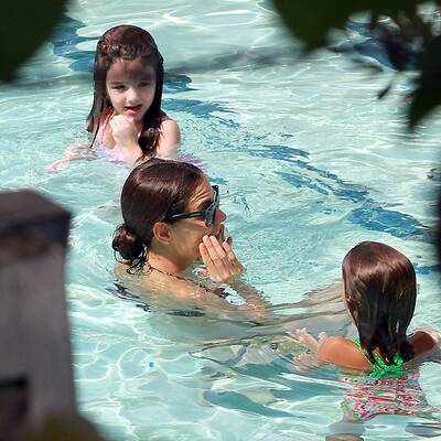 Suri planscht im Pool