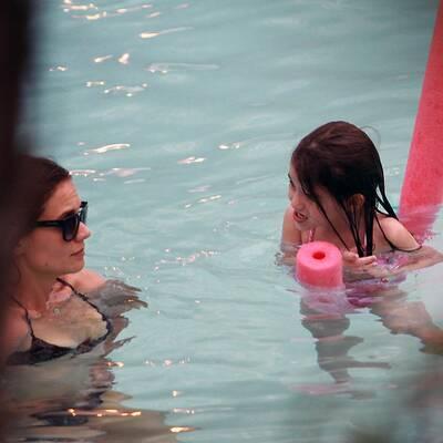 Suri planscht im Pool